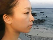 Japan fille se promène au bord de la mer