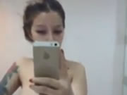 Selfie de toilette de fille tatouée
