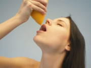 Nude fille Drinking Grapefruit Juice