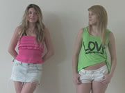 Deux jolies filles en jeans