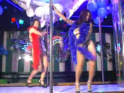 Thai Bar fille nue Pole Dance 2