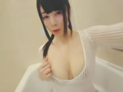 La fille asiatique en sous-vêtements joue avec de gros mamelons dans le bain