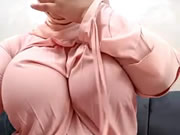 Une salope arabe secoue ses gros seins dans une webcam