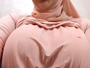 Une salope arabe secoue ses gros seins et se masturbation dans la webcam