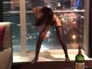 Asiatique salope coquine danse dans l’hôtel