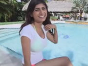 Mia Khalifa baisée blanc grosse bite sur le bord de la piscine