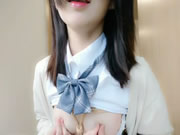 Expérience de corde d’uniforme scolaire de fille charmante asiatique